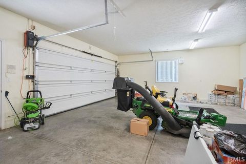 Tiny photo for 3304 OAKVIEW Court, Kokomo, IN 46902 (MLS # 202627321)