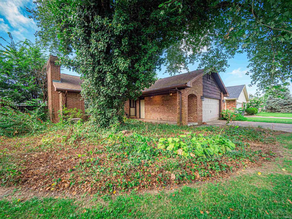 Photo of 6709 Lincoln Avenue, Evansville, IN 47715 (MLS # 202628959)
