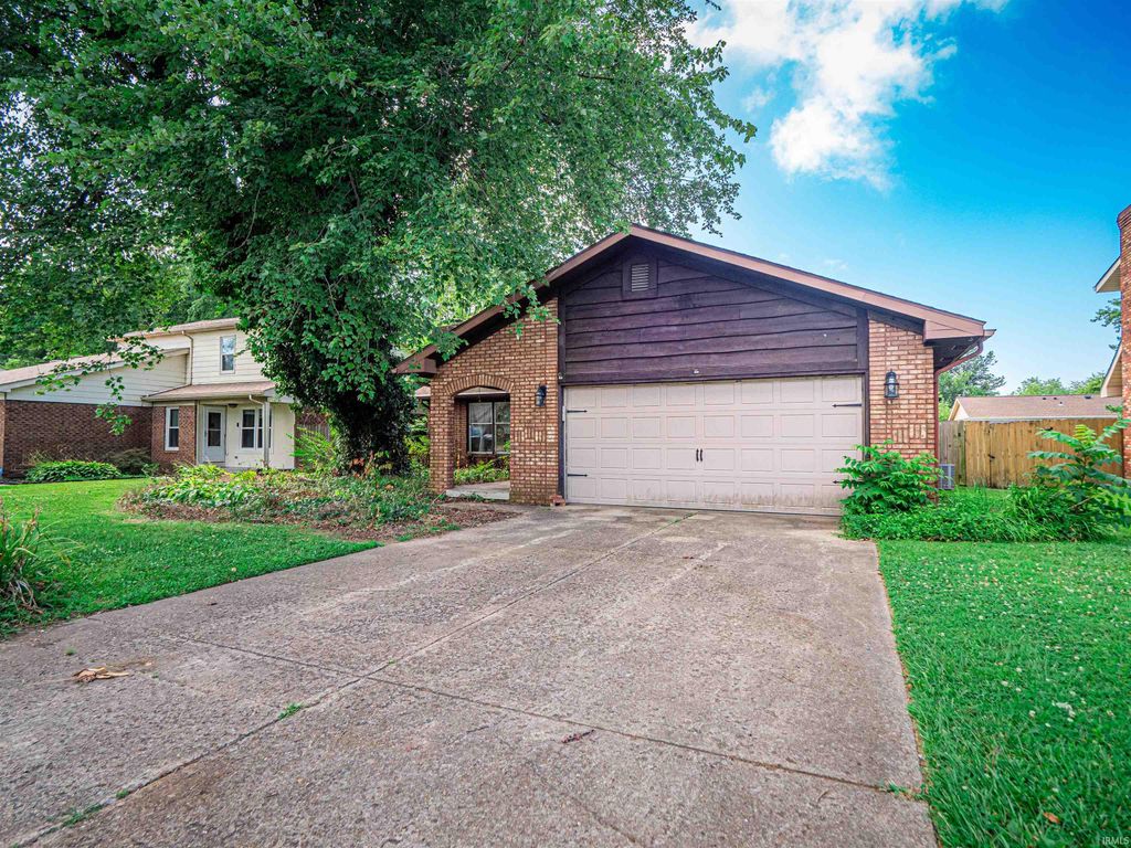 Photo of 6709 Lincoln Avenue, Evansville, IN 47715 (MLS # 202628959)