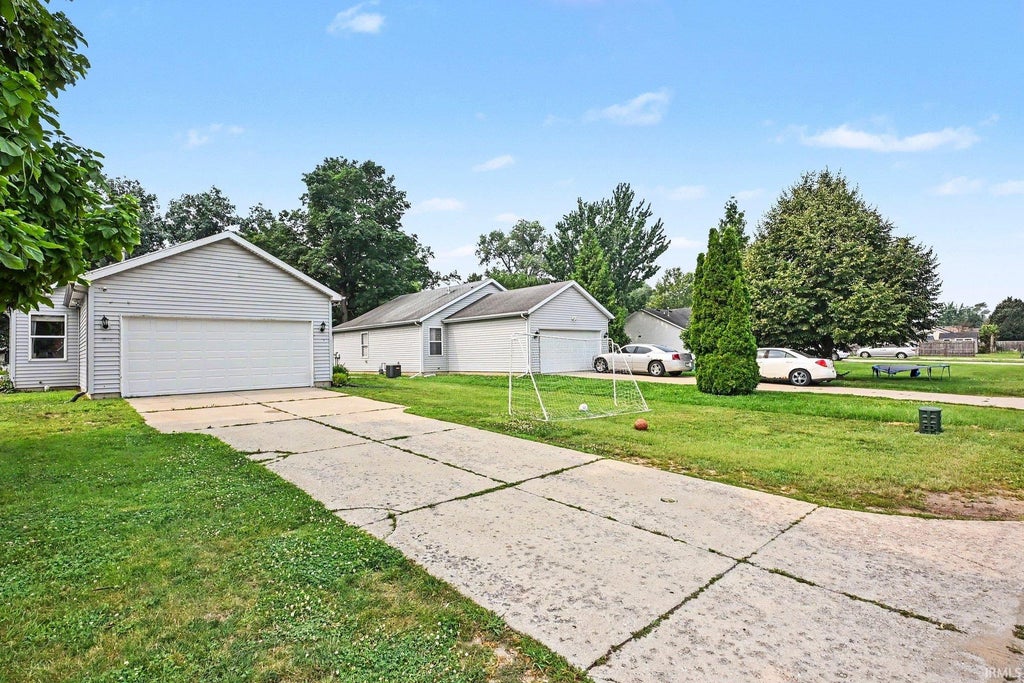 Photo of 818 W Indiana Avenue, Elkhart, IN 46516 (MLS # 202628820)