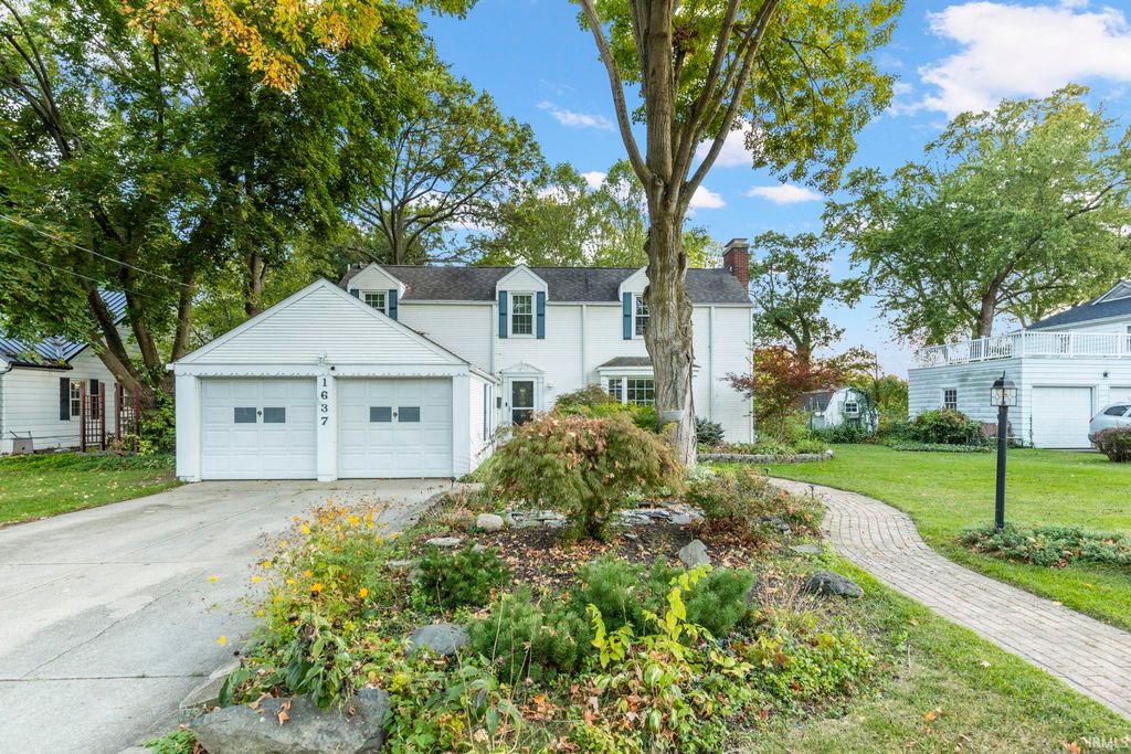 Photo of 1637 Rainbow Bend Boulevard, Elkhart, IN 46514 (MLS # 202540972)