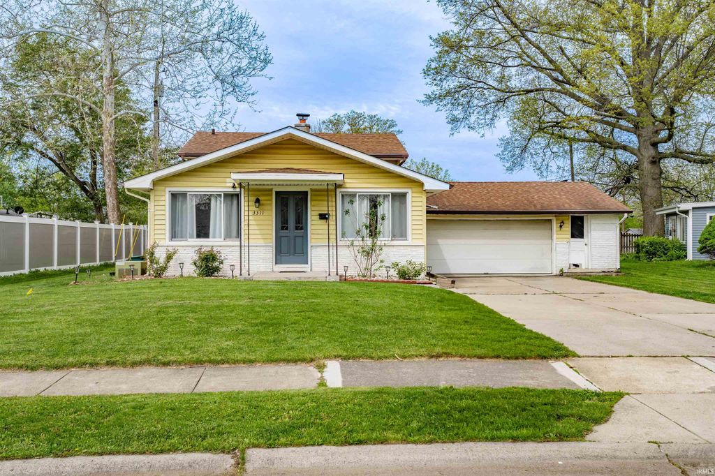 Photo of 3311 Collegiate Court, Fort Wayne, IN 46805 (MLS # 202615395)