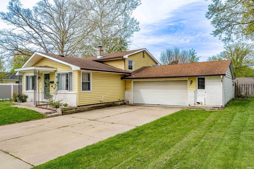 Photo of 3311 Collegiate Court, Fort Wayne, IN 46805 (MLS # 202615395)