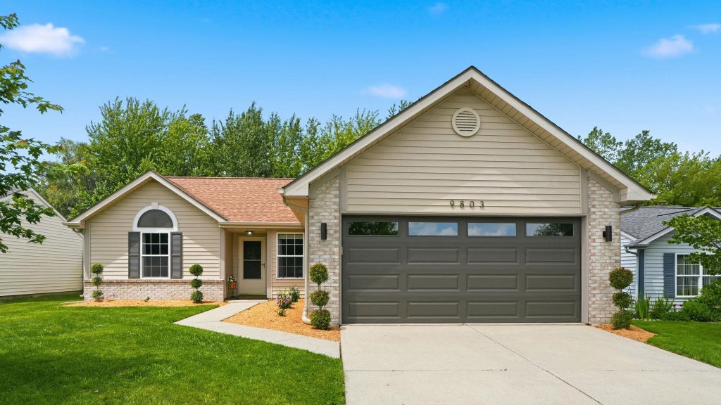 Photo of 9803 Lima Meadow Run, Fort Wayne, IN 46825 (MLS # 202625042)