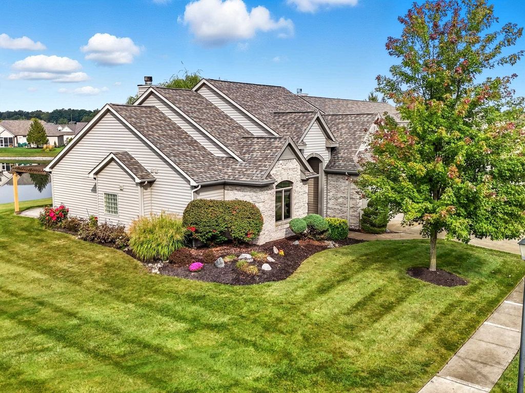 Photo of 2412 BARCROFT Court, Fort Wayne, IN 46804 (MLS # 202538914)