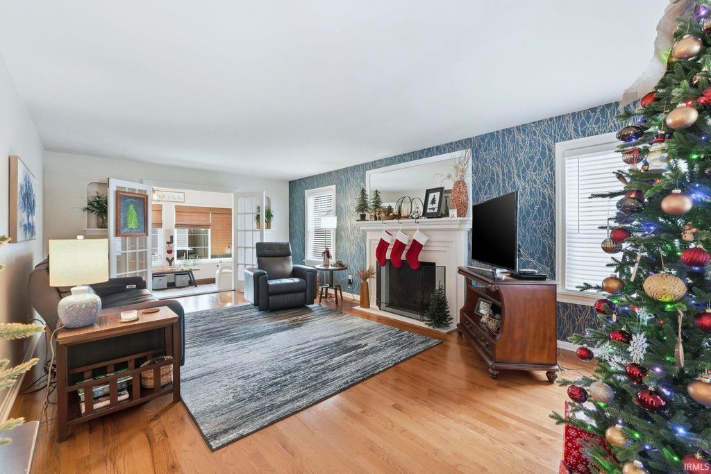 Photo of 1216 Maxine Drive, Fort Wayne, IN 46807 (MLS # 202548818)