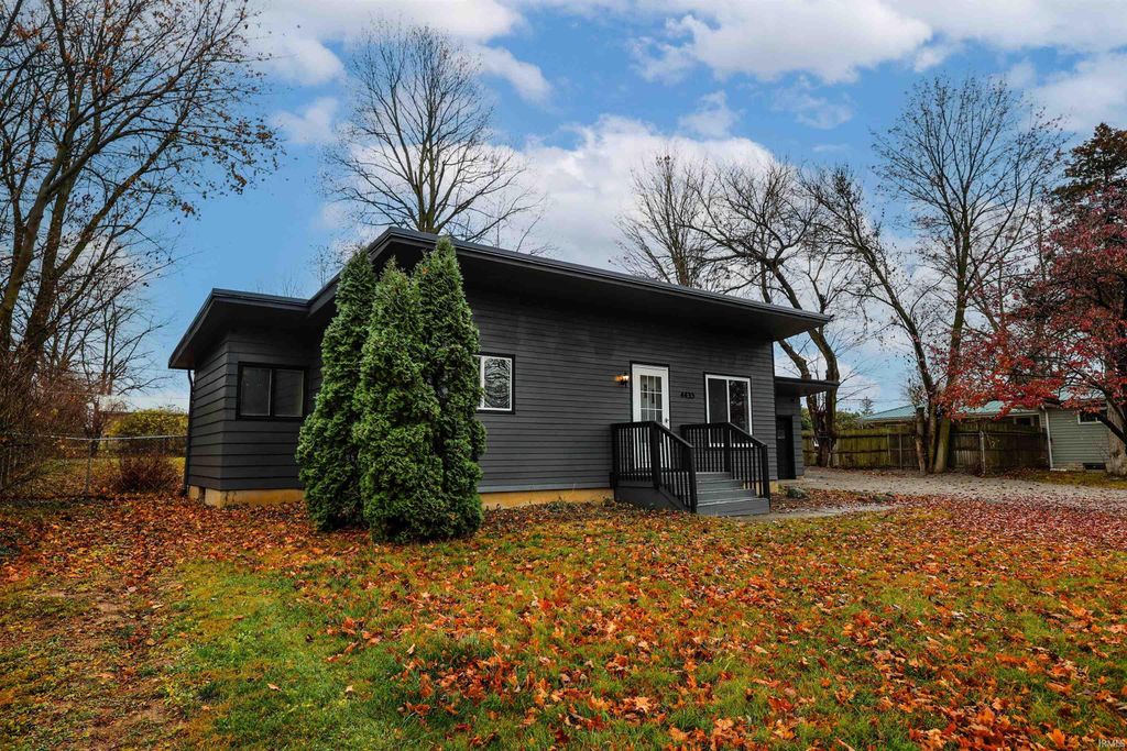 Photo of 4435 Lower Huntington Road, Fort Wayne, IN 46809 (MLS # 202547338)