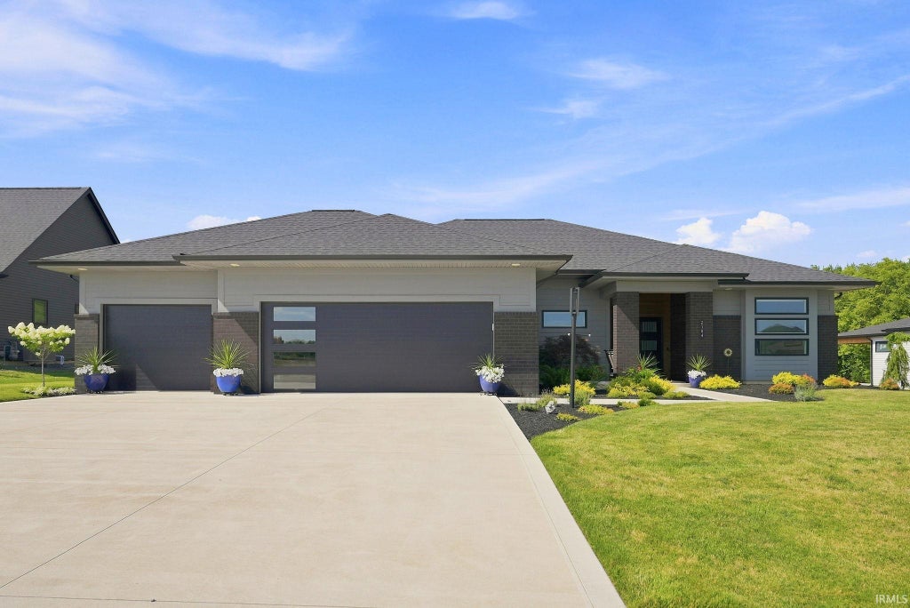 Photo of 2104 Golfview Drive, Auburn, IN 46706 (MLS # 202630029)