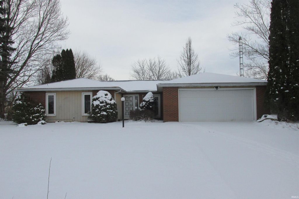 Photo of 1921 E Cardinal Drive, Albany, IN 47320 (MLS # 202549106)