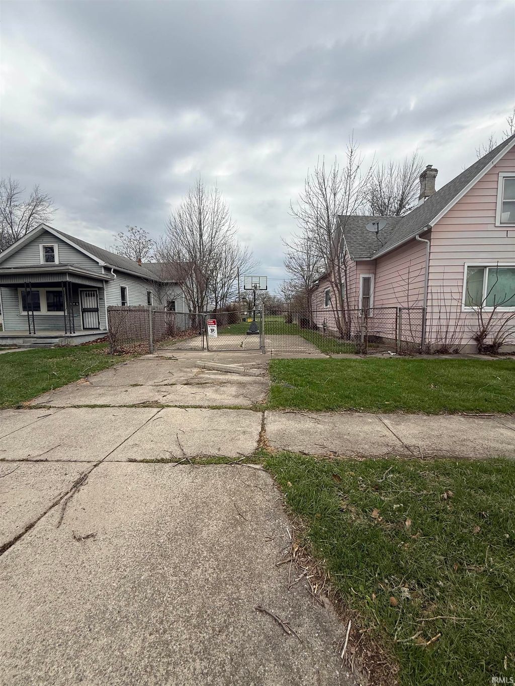 Photo of 923 Madison Street, Fort Wayne, IN 46803 (MLS # 202610886)