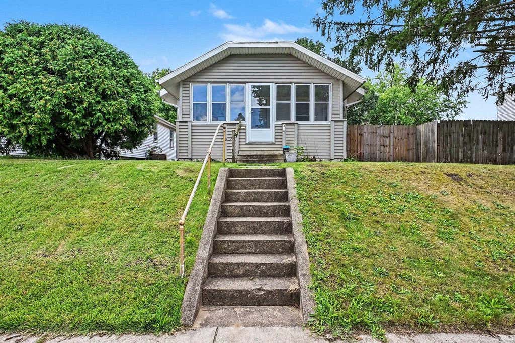 Photo of 310 E Fairview Avenue, South Bend, IN 46614 (MLS # 202633837)