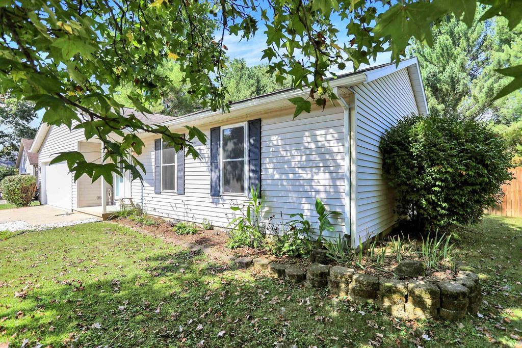 Photo of 857 E Meadowlands Drive, Ellettsville, IN 47429 (MLS # 202539532)