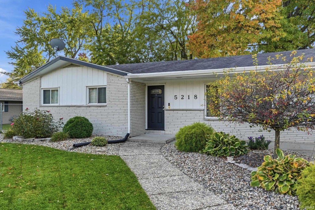 Photo of 5218 Rosebury Drive, Fort Wayne, IN 46835 (MLS # 202644569)