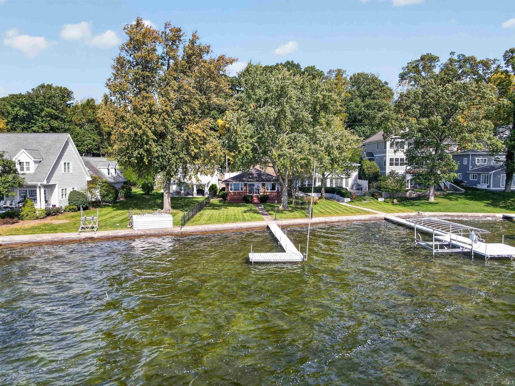 Photo of 945 E Northshore Drive, Syracuse, IN 46567 (MLS # 202642945)