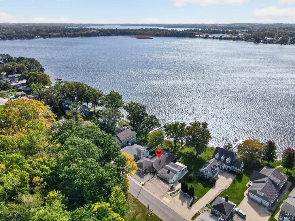 Photo of 945 E Northshore Drive, Syracuse, IN 46567 (MLS # 202642945)