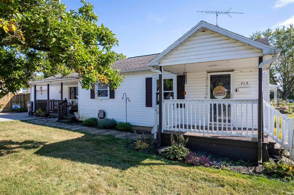 Photo of 715 E Franklin Street, Albany, IN 47320 (MLS # 202603719)