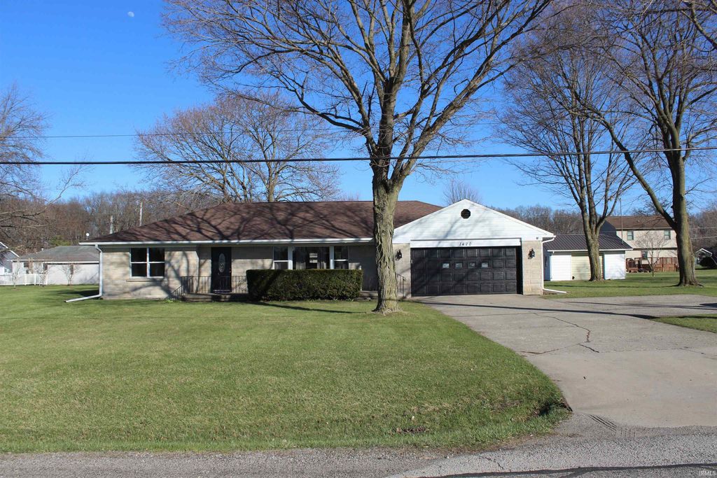 Photo of 1410 Williams St St, Angola, IN 46703 (MLS # 202610687)