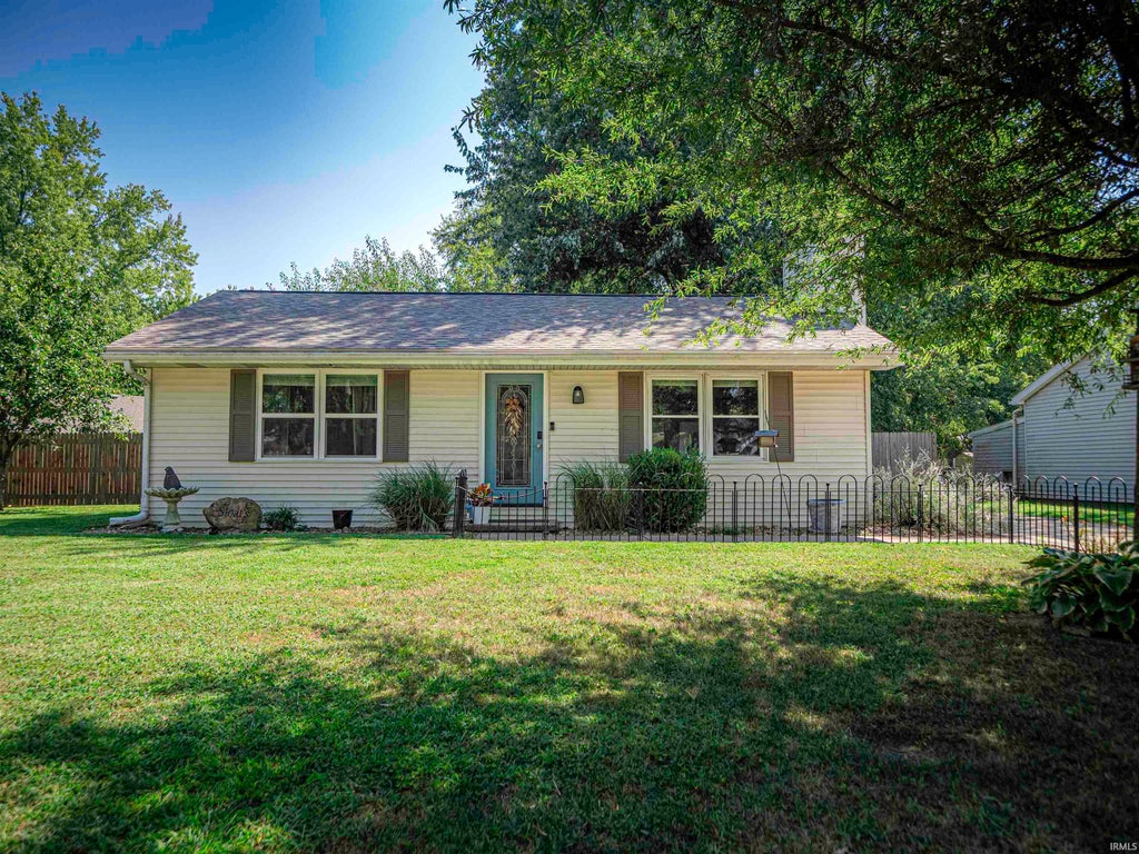 Photo of 2014 Eastland Court, Evansville, IN 47715 (MLS # 202634739)