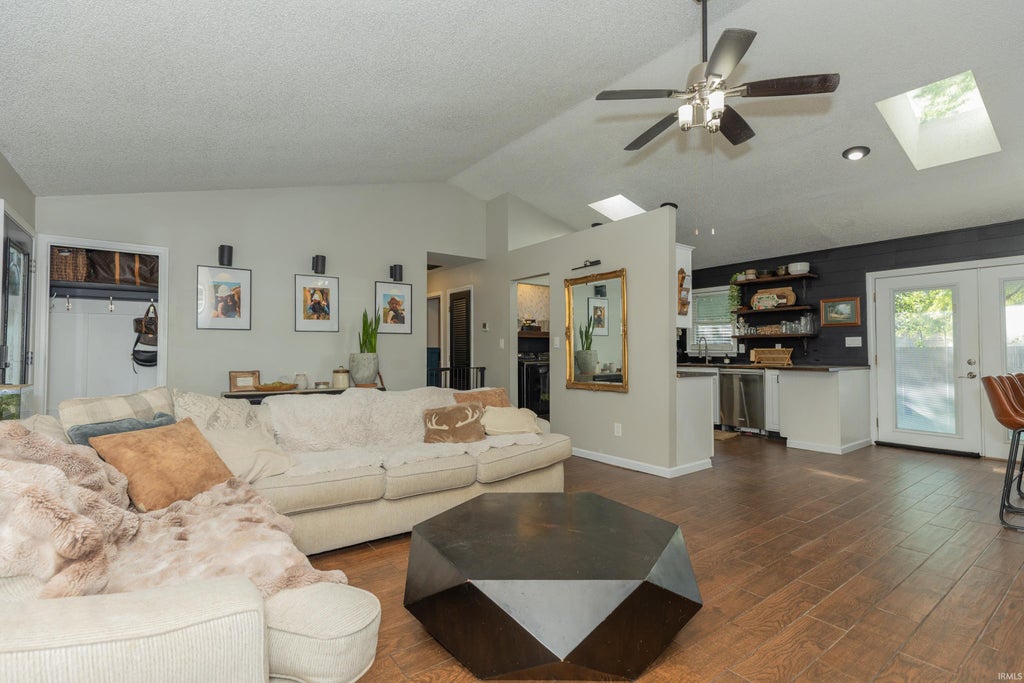 Photo of 2014 Eastland Court, Evansville, IN 47715 (MLS # 202634739)