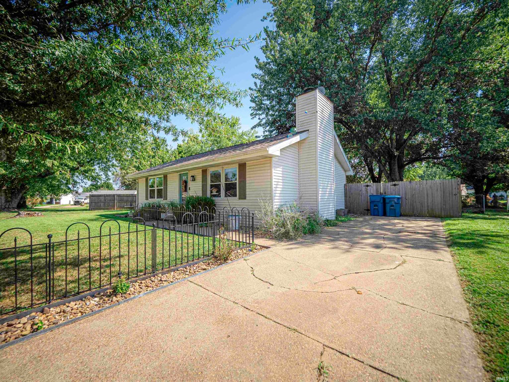 Photo of 2014 Eastland Court, Evansville, IN 47715 (MLS # 202634739)