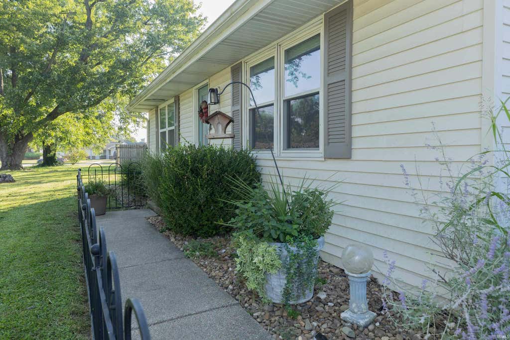 Photo of 2014 Eastland Court, Evansville, IN 47715 (MLS # 202634739)