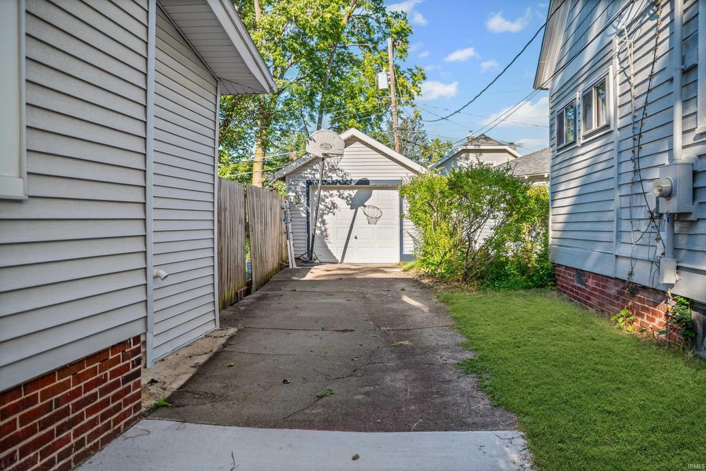 Photo of 867 Shawnee Avenue, Lafayette, IN 47905 (MLS # 202539385)