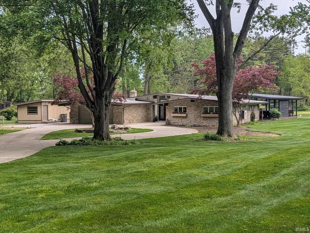 Photo of 51902 Meadow Creek Drive, Elkhart, IN 46514 (MLS # 202619741)