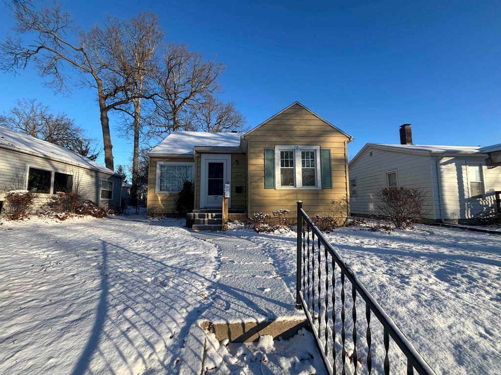 Photo of 2315 Kenwood Avenue, Fort Wayne, IN 46805 (MLS # 202601593)