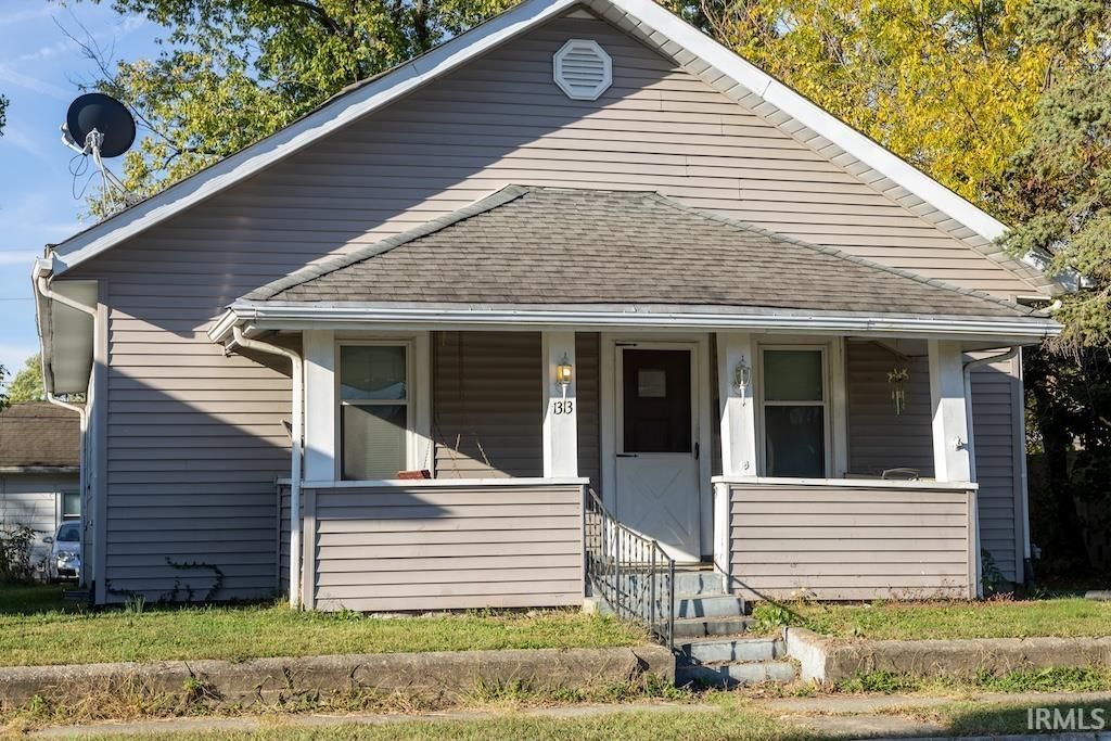 Photo of 1313 E Saint Clair Street, Vincennes, IN 47591 (MLS # 202547417)