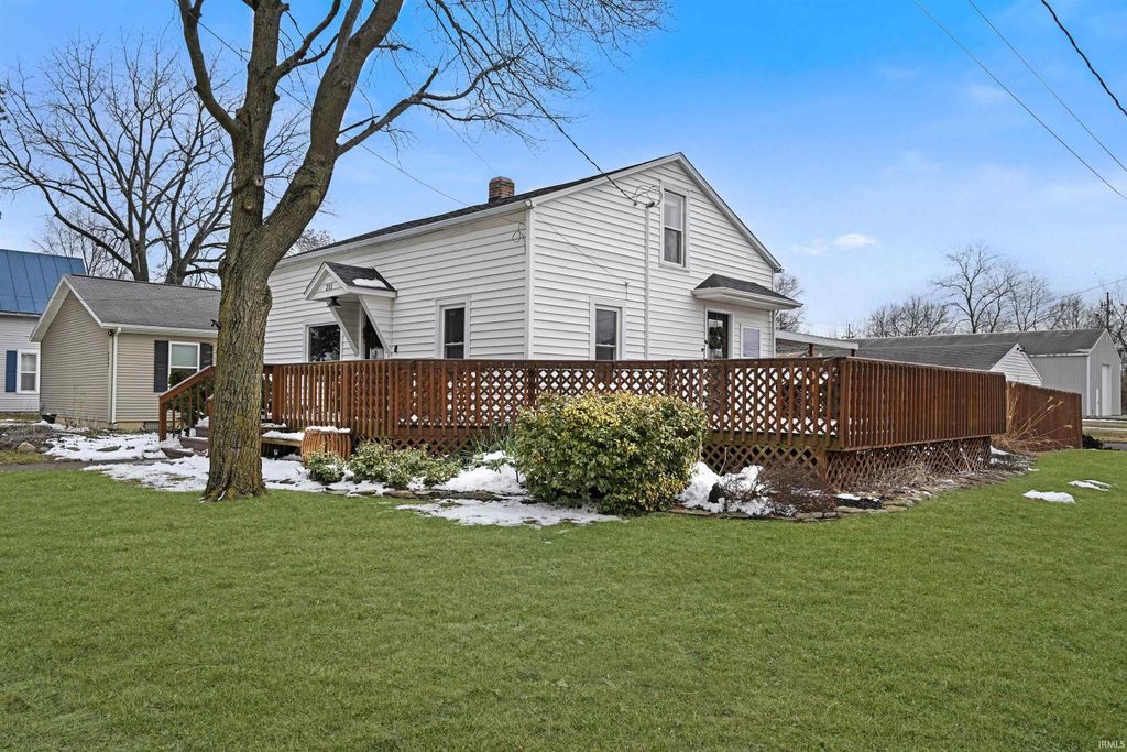 Photo of 211 W Boston Street, Syracuse, IN 46567 (MLS # 202606397)