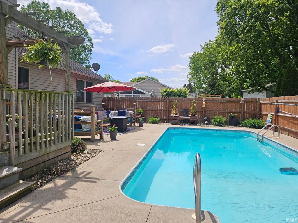 Photo of 1809 Elizabethan Court, South Bend, IN 46614 (MLS # 202608887)