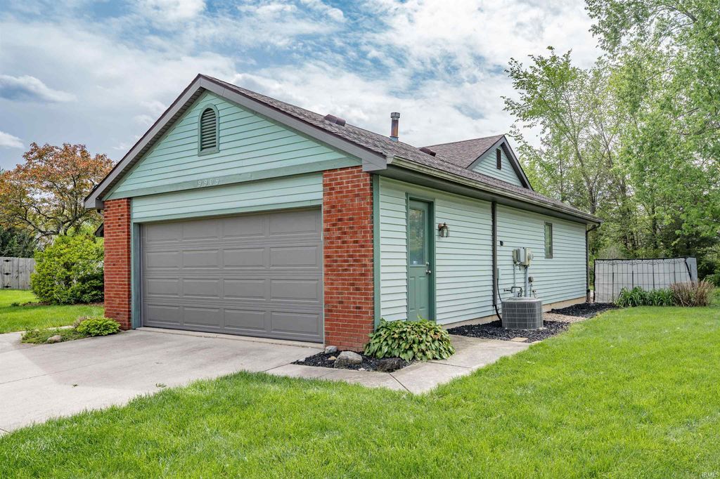 Photo of 9909 Hidden Meadows Place, Fort Wayne, IN 46825 (MLS # 202617764)