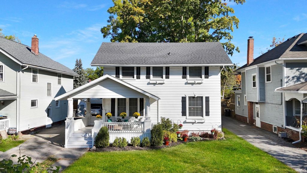 Photo of 214 N Seminole Circle, Fort Wayne, IN 46807 (MLS # 202542221)