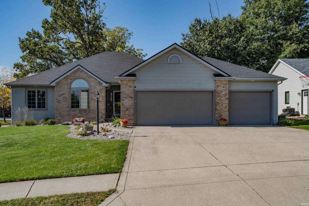 Photo of 13711 Messenger Bay, Fort Wayne, IN 46845 (MLS # 202643058)