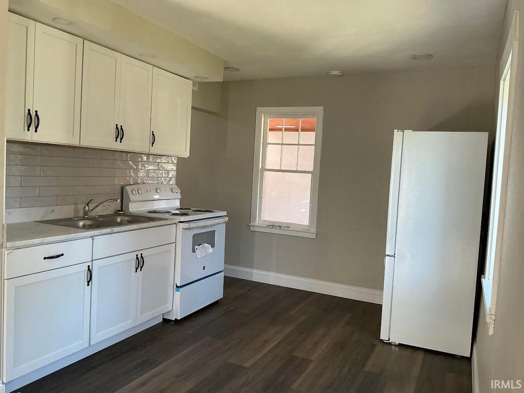 Photo of 423 S Kenmore Drive, Evansville, IN 47714 (MLS # 202544665)