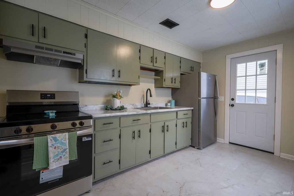 Photo of 1821 Harding Avenue, Evansville, IN 47711 (MLS # 202603003)