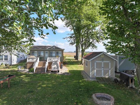 Photo of 1402 N Lakeshore Drive, Kewanna, IN 46939 (MLS # 202539584)