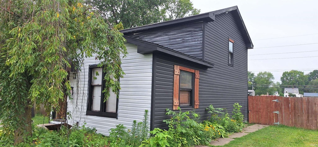 Photo of 7406 Bradbury Avenue, Fort Wayne, IN 46809 (MLS # 202631290)