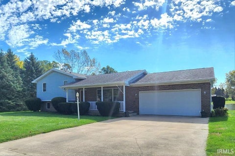 Photo of 1879 E Springfield Drive, Warsaw, IN 46580 (MLS # 202643559)