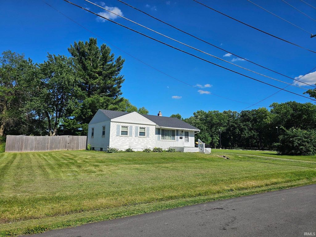 Photo of 3715 Abbott Street, Fort Wayne, IN 46806 (MLS # 202624341)