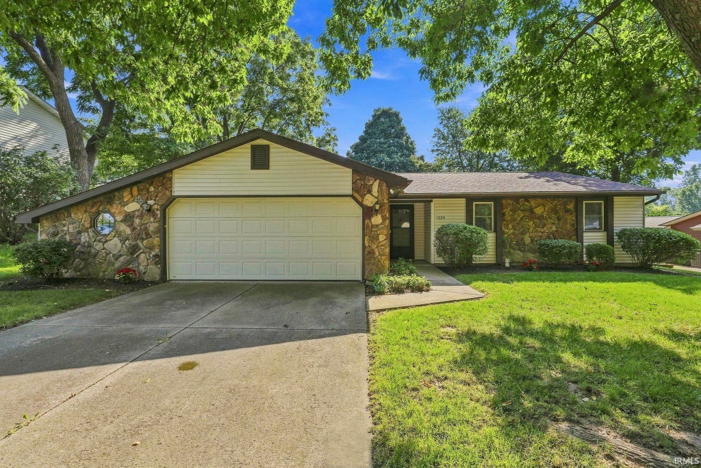 Photo of 1725 Cambrian Place, Fort Wayne, IN 46804 (MLS # 202634413)