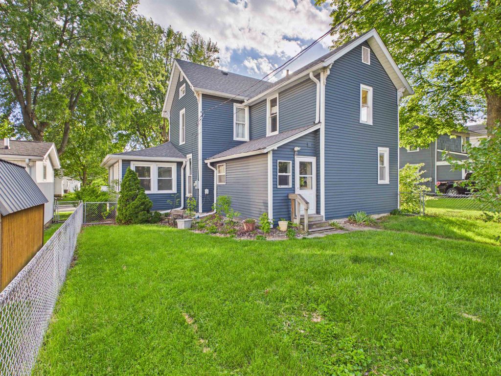 Photo of 827 Poplar Street, Huntington, IN 46750 (MLS # 202618878)