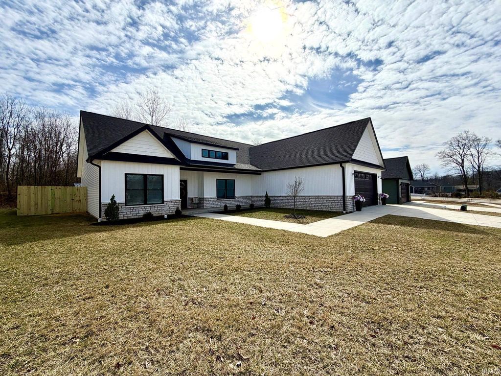 Photo of 917 S Lantern Lane, Ellettsville, IN 47429 (MLS # 202605988)