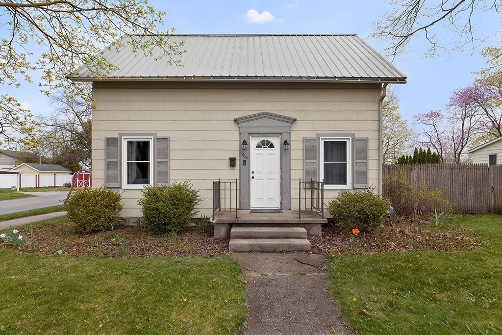 Photo of 902 S 8th Street, Goshen, IN 46526 (MLS # 202613248)