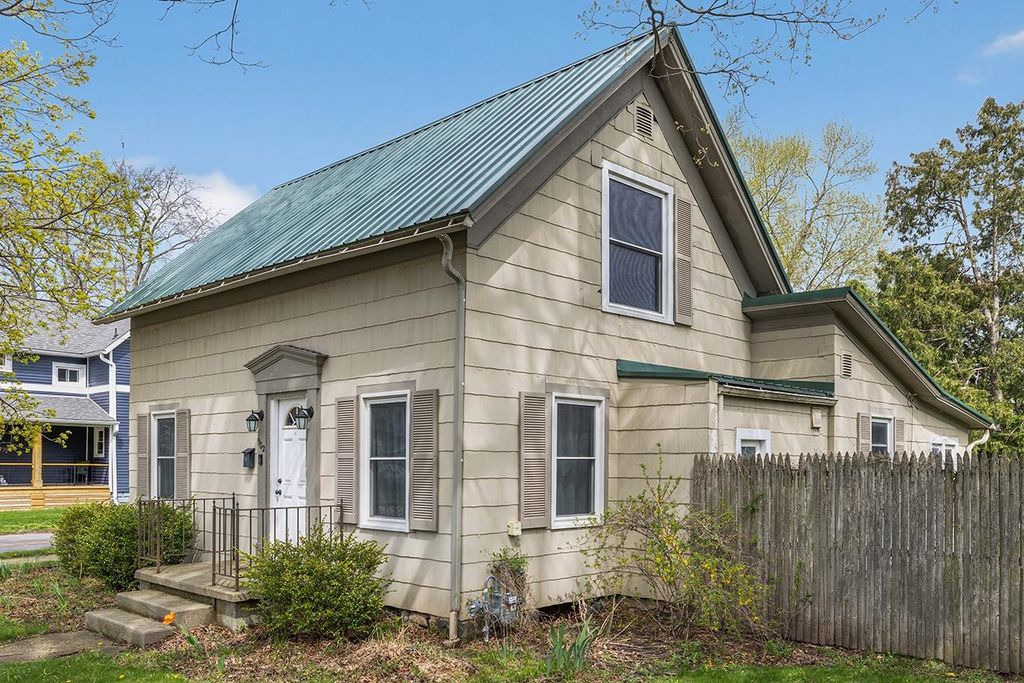 Photo of 902 S 8th Street, Goshen, IN 46526 (MLS # 202613248)