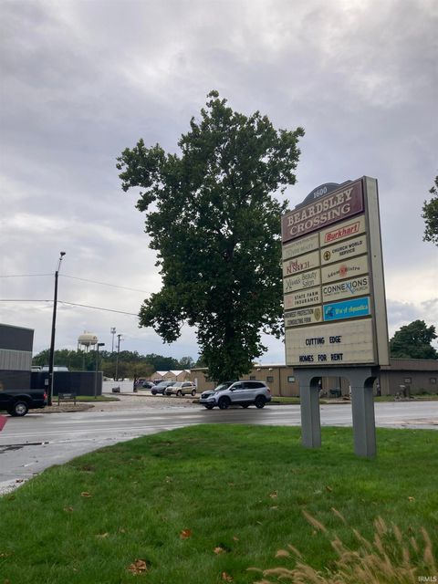 Photo of 1600 W Beardsley Avenue, Elkhart, IN 46514 (MLS # 202547457)