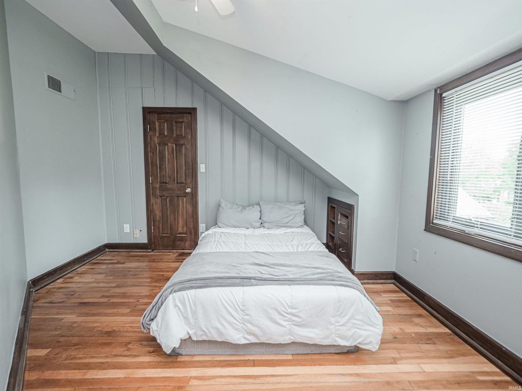 Photo of 535 S BOEKE RD Rd, Evansville, IN 47714 (MLS # 202615771)