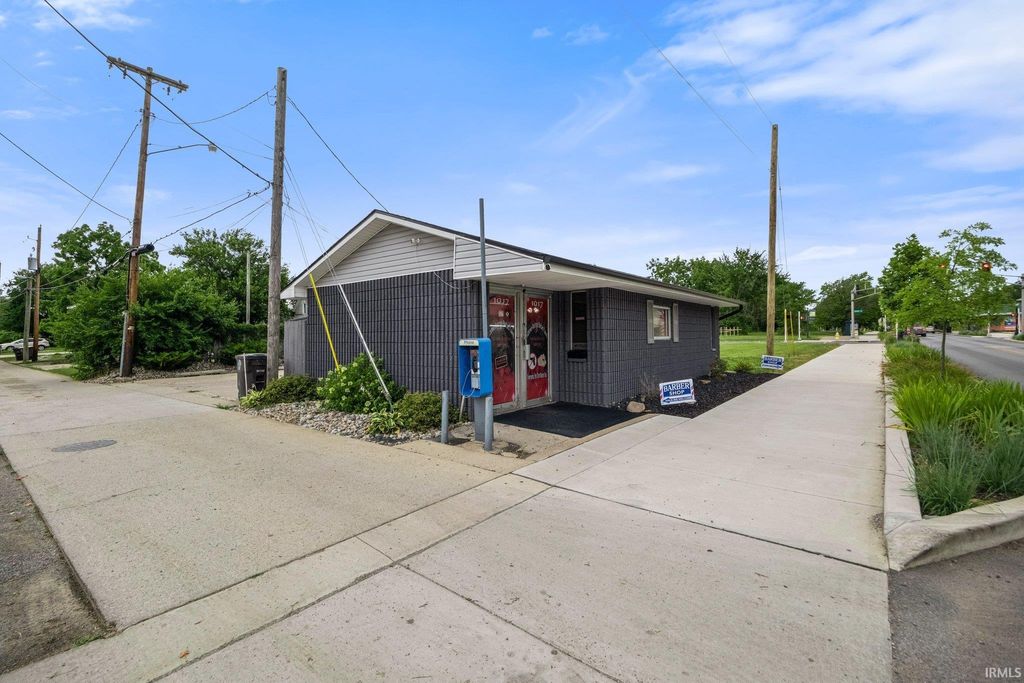 Photo of 1017 E Pontiac Street, Fort Wayne, IN 46803 (MLS # 202600582)
