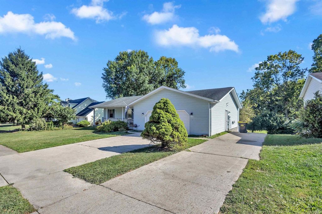 Photo of 709 W Hedgewood Drive, Bloomington, IN 47403 (MLS # 202536817)