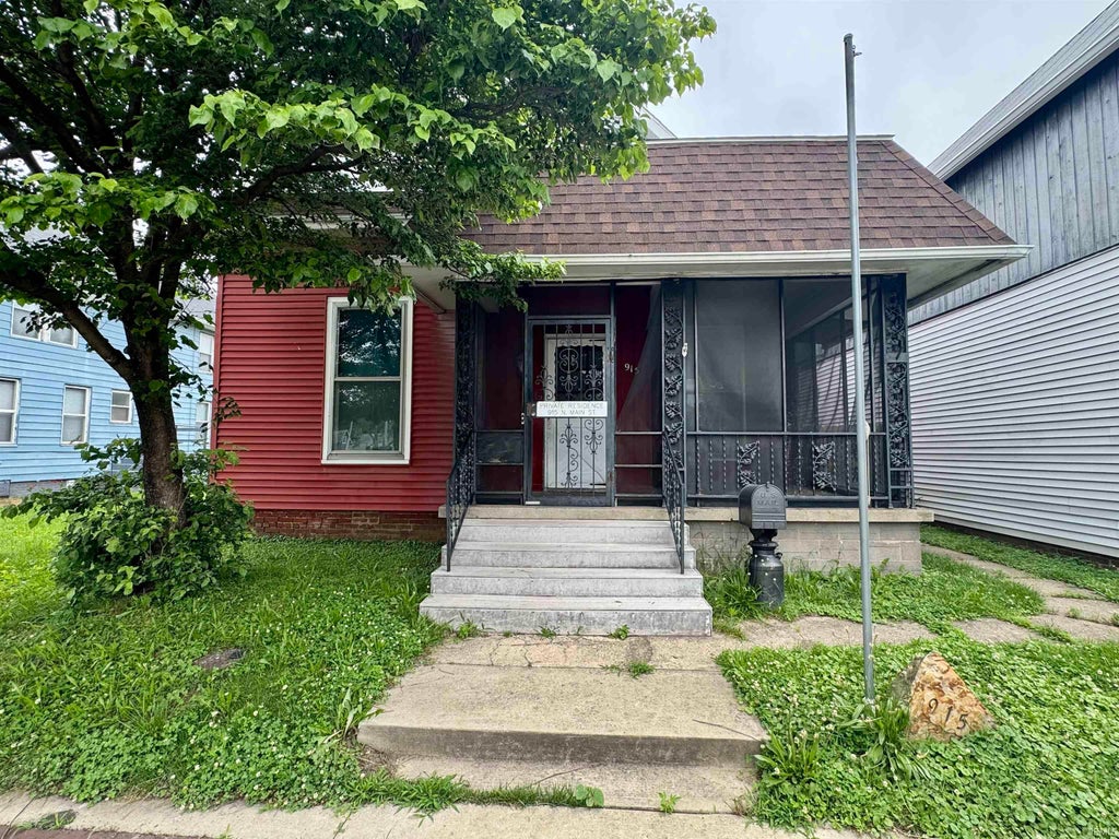 Photo of 915 N Main Street, Evansville, IN 47708 (MLS # 202627740)